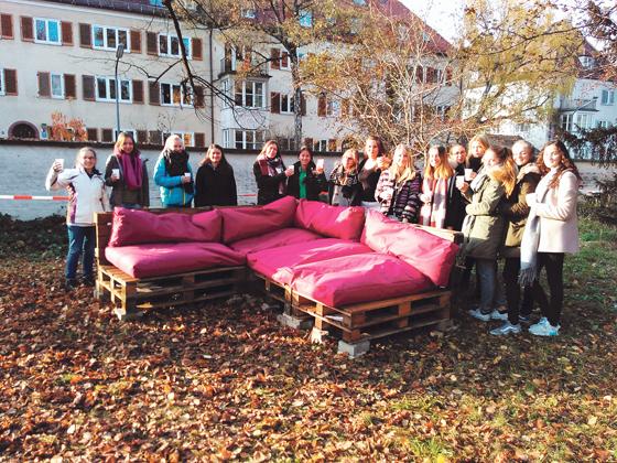 Die Gymnasiastinnen vom P-Seminar »Floßbau« am Max-Josef-Stift: Ihre erste Aufgabe war, aus Europaletten eine Lounge zu bauen.	Foto: privat