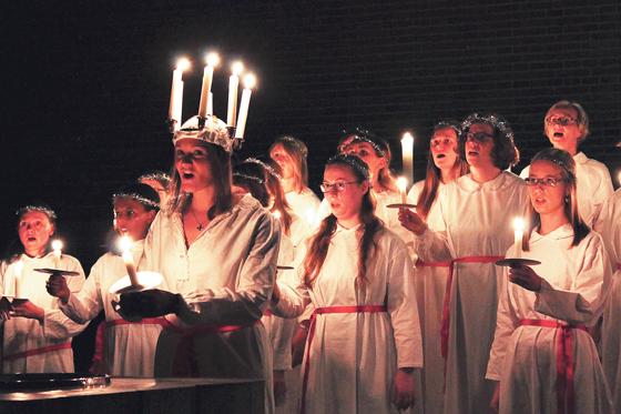 Die Lichterkönigin Lucia erscheint mit Kerzen auf dem Kopf und Gefolge.	F.: Schwedischer Chor München