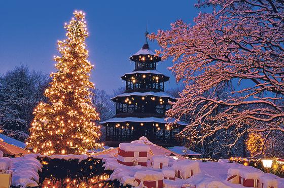 Romantik pur: Der Weihnachtsmarkt am Chinesischen Turm. Hoffentlich spielt auch das Winterwetter so schön mit.  	Foto: B. Roemmelt