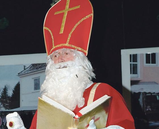 Der Nikolaus schaut persönlich vorbei und verteilt ein Geschenk-Sackerl an alle Kinder.	Foto: VA
