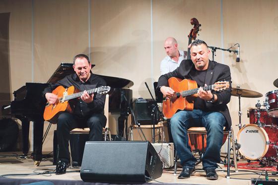 Das Stochelo Rosenberg und Jermaine Landsberger Trio reiste eigens nach Moosach an und begeisterte das hiesige Publikum.	Foto: Uli Krautwasser