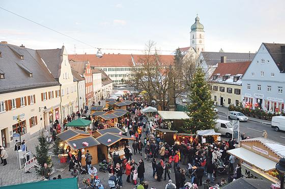 Der Ebersberger Christkindlmarkt auf dem Marienplatz lädt heuer am 26. und 27. November mit über 60 Ständen zum Verweilen ein.	Foto: Archiv / VA