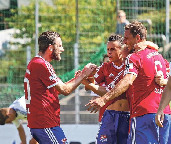 Die Unterhachinger Spieler kommen aus dem Jubeln gar nicht mehr heraus: Auch in Fürth gab es einen ungefährdeten 3:0-Sieg.	Fotos: Christian Riedel