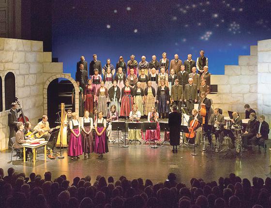 Die Weihnachtsgeschichte als szenisches Spiel wird getragen von starken Stimmen und harmonisch gespielten Instrumenten.         Foto: VA