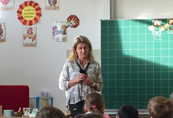 Am bundesweiten Vorlesetag begeisterten Mechthilde Wittmann und die Zweitklässler sich gemeinsam für »Die Schule der magischen Tiere«.	Foto: VA