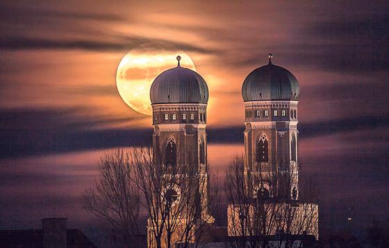 Ein Blick in den Münchner Nachthimmel  mit dem Teleskop nicht beeindruckender.	Foto: Marco Sproviero