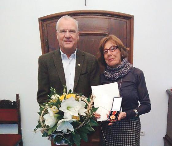 Bürgermeister Walter Brilmayer überreicht Antje M. Berberich für ihre großen Verdienste für die Stadt Ebersberg einen Blumenstrauß.	Foto: Rathaus