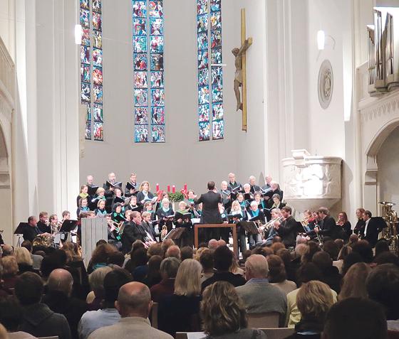 Der Markus-Chor und der Posaunenchor St. Markus sorgen für feierliche Klänge.  	Foto: V.A.