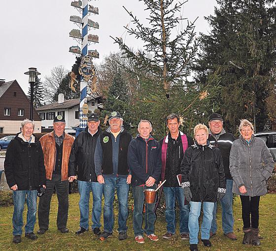Die Original Truderinger Böllerschützen präsentieren stolz den aufgestellen Christbaum. 	F.: Volkmar Korsch