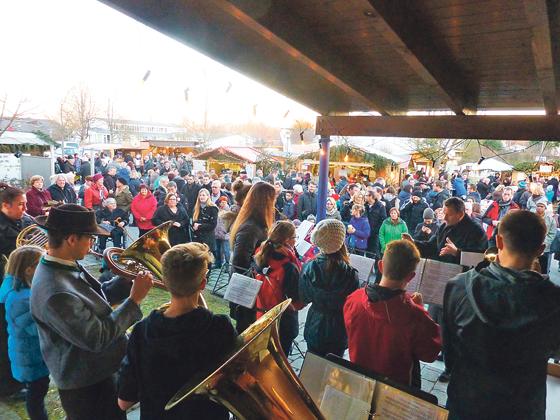 Am zweiten Advent wird traditionell der Weihnachtsmarkt in Pliening eröffnet.	Foto: VA