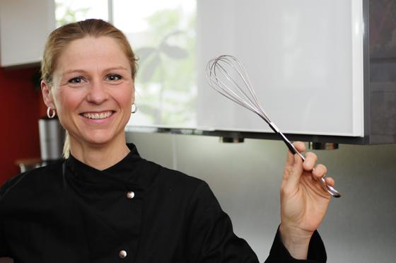 Anja Brinkmann zeigt Interessierten wie man einfach und gut vegane Speisen zubereitet.	Foto: VA