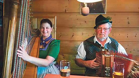 »Volksmusiklegende« Hias Häusler aus Piding und seine  Tochter Lisa spielen am 8. Dezember zünftig auf. 	Foto: VA