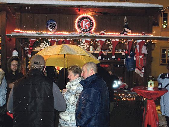 Der Glühweinstand des Fördervereins Eishockeynachwuchs (FEN) ist während der Adventszeit auf dem Weihnachtsmarkt am Grafinger Marktplatz geöffnet. Auch der eine oder andere Spieler aus der Mannschaft wird vorbei schauen.	Foto: smg / CU