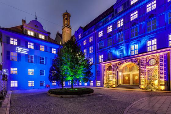 Auch das Münchner Polizeipräsidium in der Ettstraße zeigt sich in der Adventszeit von seiner schönsten Seite.	Foto: PP München