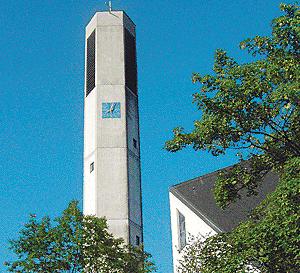 Der Turm der Immanuelkirche in Denning. Sie wurde 1966 erbaut. 	Foto: Dietlind Pedarnig/ 	Wikimedia Commons