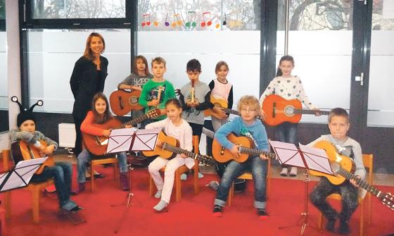 Diplom-Musikerin Margot Drazek-Putz (links) von der Kid's Akademy probt seit Wochen fleißig mit den jungen Musikern.	Foto: VA
