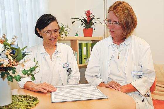 Dr. Barbara Eßer und Dr. Anna Bresele in einem der wohnlich eingerichteten  Patientenzimmer in der Ebersberger Palliativstation.	Foto: sf