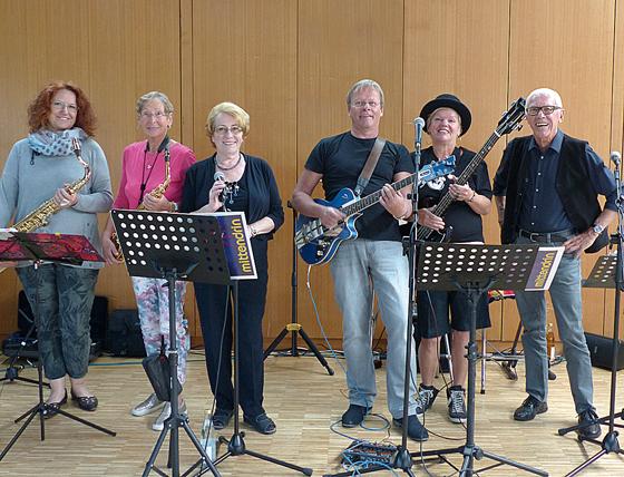 Die Band »Mittendrin« (v. l.): Trudy Dorn, Heidi Mullack, Christine Raschbichler, Wolfgang Fritsch, Heide und Werner Schmidts. 	Foto: privat