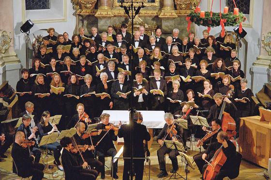 Der Zornedinger Kirchenchor in voller Besetzung. 	Foto: VA