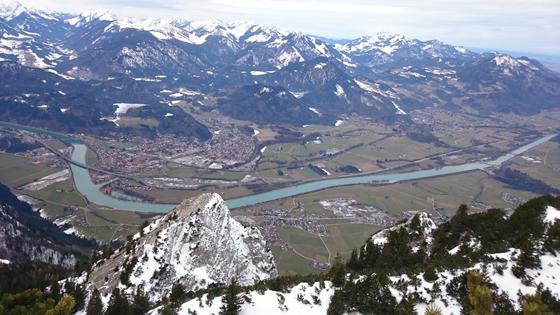 Tiefblick vom Petersköpfl (1.745m) auf die Naunspitze (1.633m). Beide Gipfel lassen sich prima kombinieren und sind auch im Winter gut begehbar. Foto: Stefan Dohl