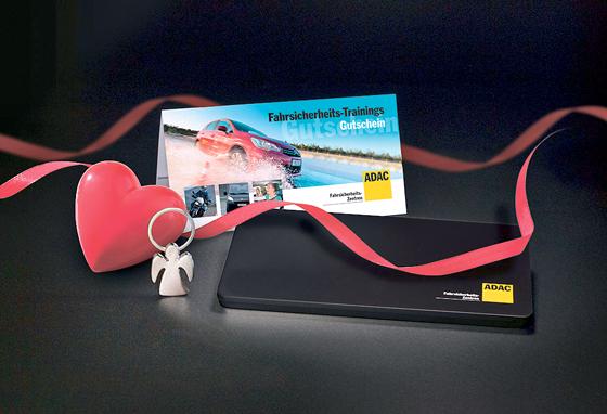 Tolle Idee zu Weihnachten: Ein Gutschein mit Geschenkbox für ein ADAC Fahrsicherheits-Training.	Foto: ADAC