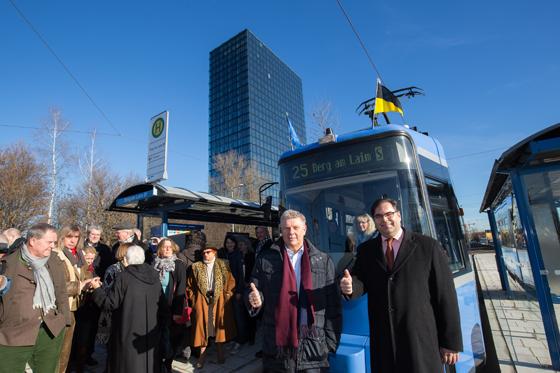Münchens Oberbürgermeister Dieter Reiter (links) und MVG-Chef Ingo Wortmann nach der Jungfernfahrt der verlängerten Tram 25 an der neuen Endhaltestelle Berg am Laim Bahnhof. 	Foto: SWM/MVG