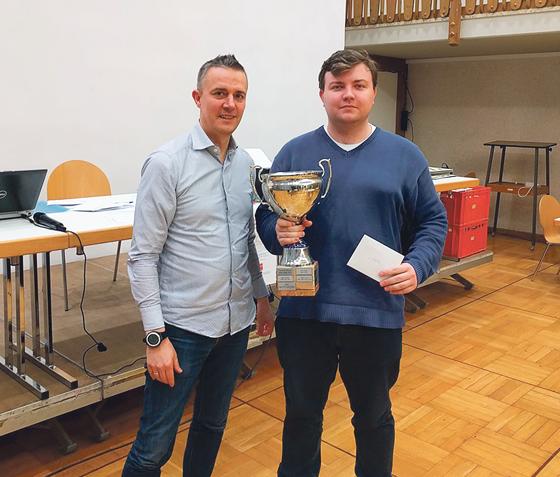 Organisator Peter Dengler gratulierte dem Sieger des Turniers Egor Krivoborodov.	Foto: VA