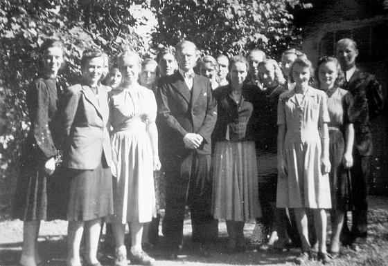 Die noch junge Kantorei im Jahre 1948 mit ihrem Chorleiter  Dr. Kurt Schüßler (vorne 4.v.l.).	Fotos: privat