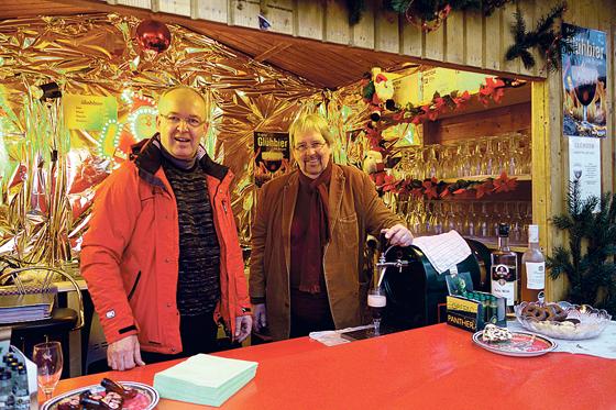 Am Stand des Gewerbeverbands Unterhaching schenkten Michael Weingast und Karl Roth beim Christkindlmarkt köstliches Glühbier aus.	Foto: VA