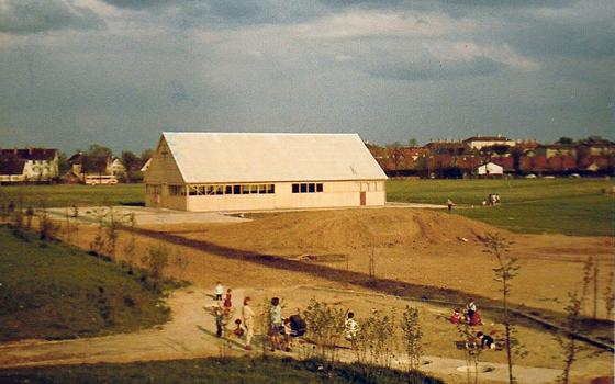 Diese Aufnahme zeigt die Holzkirche, in welcher im Jahr 1966 der erste Gottesdienst gefeiert wurde.	Foto: Andreas Eichinger