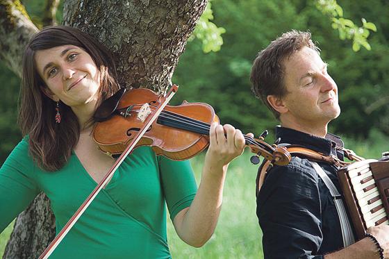 Marie-Josefin Melchior und Johann Zeller spielen vielseitige Weltmusik.	Foto: VA