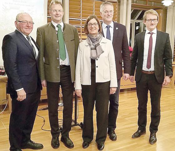 Der neue Vorstand verabschiedete den ehemaligen Vereinsvorsitzenden Josef Riemensberger (links). Foto: Verein