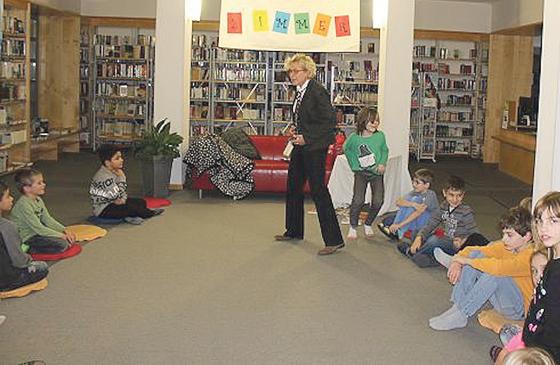 Die 19 Samse erlebten diverse Aktionen in der Gemeindebibliothek.	 Foto: VA