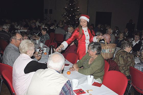 Rund 250 Senioren freuten sich über die süßen Gaben der Helferinnen vom Nikolaus.	Foto: VA