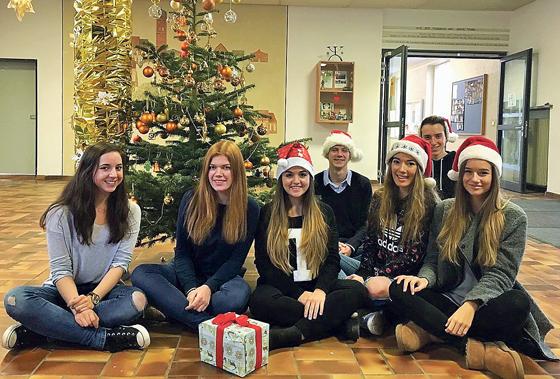 Die SMV am Anne-Frank-Gymnasium ist in Weihnachtsstimmung. Rebecca Kania, Amelie Bauer, Bea Lima, Nicholas Doerk, Nina Theil, Korbinian Hartmann und Lena Pointner (v. li.) haben mit dem Adventsbasar ein tolles Ergebnis erzielt. Foto: AFG
