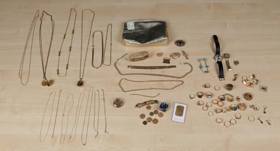 Dieser Schmuck wurde bei den Einbrechern gefunden sowie Besteck und größere Mengen Bargeld.	Foto: Polizeipräsidium München