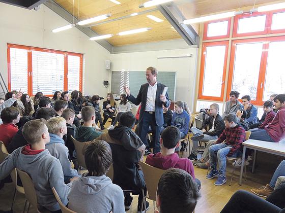 Die Schüler der Mittelschule Haar hören gespannt und aufmerksam Rechtsanwalt Florian Behensky bei seinem Vortrag zu.	Foto: privat