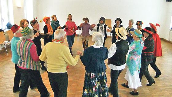 Tanzen macht einfach Spaß. Daher trifft sich die Gruppe nun schon seit zehn Jahren regelmäßig in den Räumlichkeiten im Pelkovenschlössl.	Foto: VA