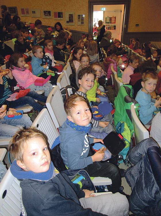 Die Poinger Kindergartenkinder hatten viel Spaß im Münchner Marionettentheater.	Foto: privat
