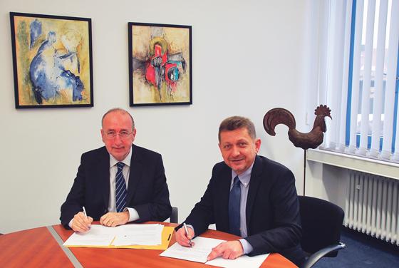 Schulleiter Werner van Laak und Erster Bürgermeister Klaus Korneder bei der Unterzeichnung der Kooperationsvereinbarung.	Foto: privat