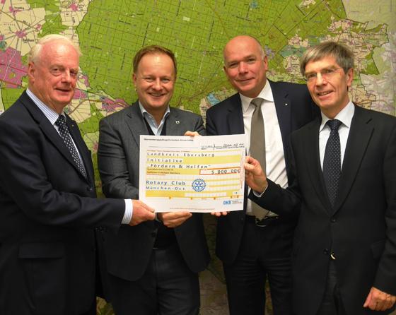 Karsten Sensen, Robert Niedergesäß, Olaf Marx und Rolf Koch mit dem 5.000 Euro Spendencheck. 	Foto: LRA