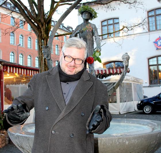Zwei Münchner, die ihre Sicht der Welt in Worte fassen: Moses Wolff vor dem Karl-Valentin-Brunnen.	Foto: cr
