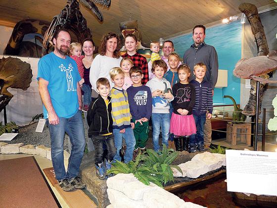 Jakob Soltys (vorne, 3. Kind v. re.) war dieses Jahr der 10.000ste Besucher des Urzeitmuseums; er feierte mit seiner Familie (Eltern links im Bild) und mit Freunden seinen siebten Geburtstag im Kreis der Urzeittiere. 	Foto: VA