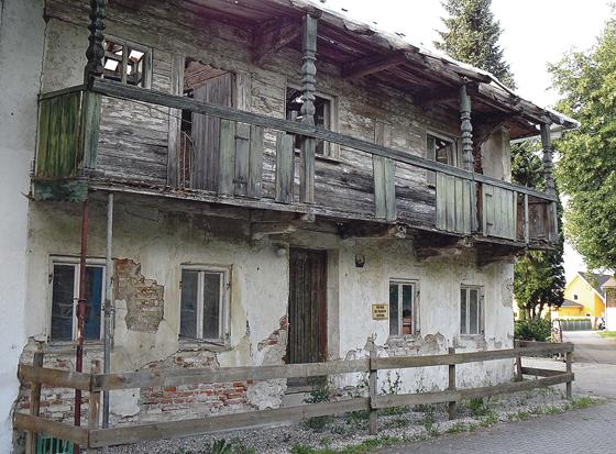 Von wegen »Immobilie«! Dieses alte Bauernhaus aus dem Wartenberger Ortsteil Pesenlern zieht ins Museum um.	Foto: kw