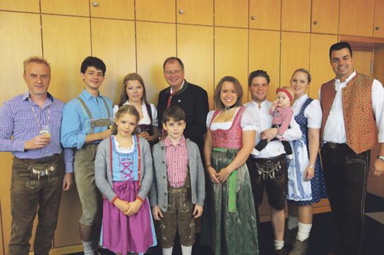 Bürgermeister Wolfgang Panzer begrüßte die neuen Prinzenpaare der Faschingsgesellschaft Gleisenia.	Foto: hw