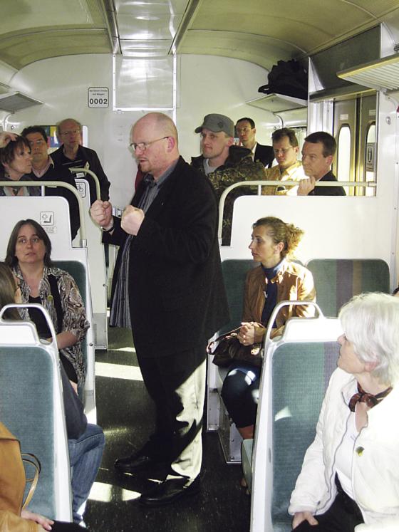 Im theoretischen Teil erfahren die Kursteilnehmer, wie sie sich in einer Ausnahmesituation  nicht nur in öffentlichen Verkehrsmitteln  richtig verhalten.	Foto: VA