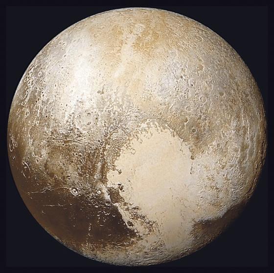 Der Zwergplanet Pluto, aufgenommen von der Raumsonde New Horizons am 14. Juli 2015 aus einer Entfernung von rund 450.000 Kilometern.	Foto: Wikipedia/gemeinfrei