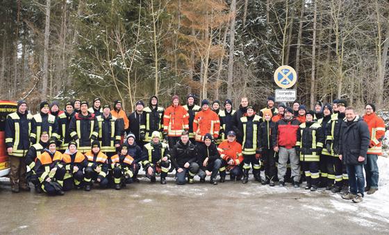 Bei eisiger Kälte sammelten die Feuerwehrler aus Grasbrunn und Harthausen die alten Christbäume ein. 	Foto: privat