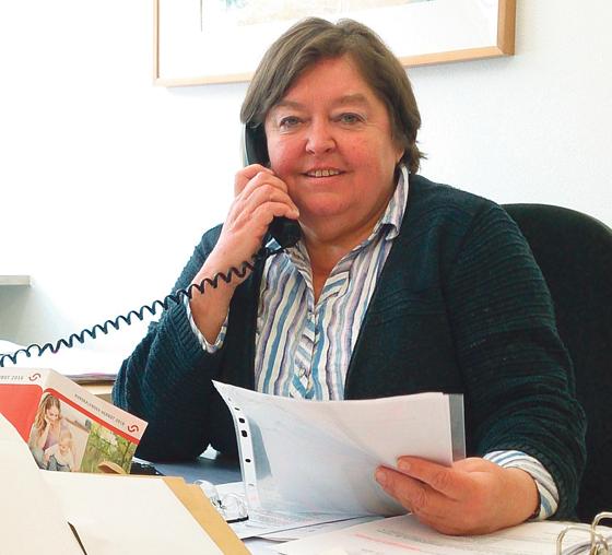 Immer kompetent und fröhlich: Ingrid Geppert an ihrem NBH-Schreibtisch.	Foto: NBH