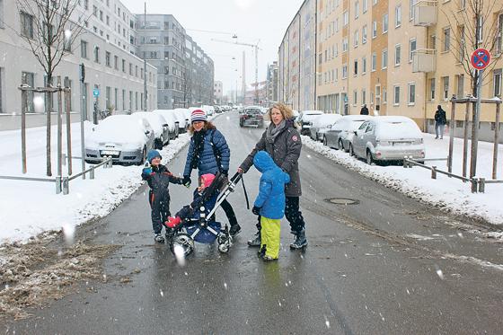 Elke Lütke-Entrup (rechts) und Kirsten Lauterbach überqueren mit ihren Kindern die Welfenstraße. Vor allem Eltern bereitet die Verkehrssituation dort Sorgen.		   Foto: privat